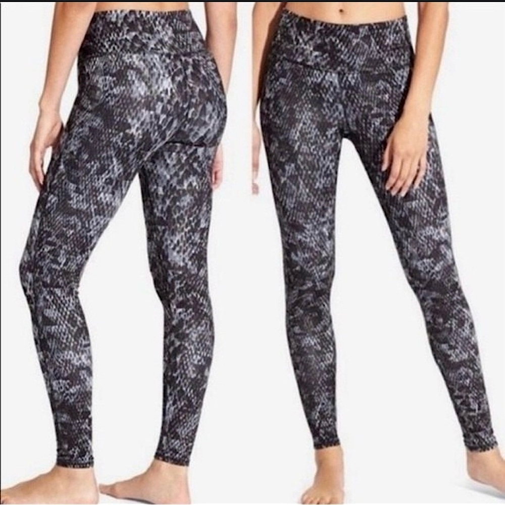 ATHLETA CHATURANGA HIGH RISE  GRAY & BLACK SNAKE PRINT LEGGINGS SZ M